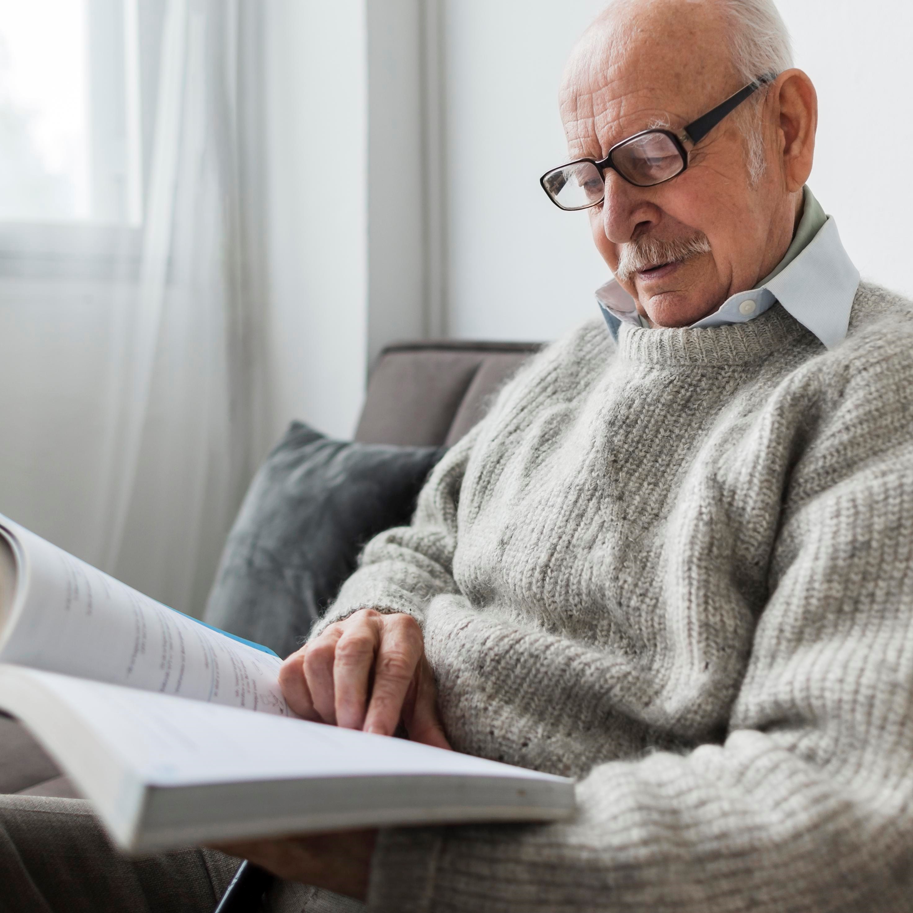 Vanha mies lukee kirjaa