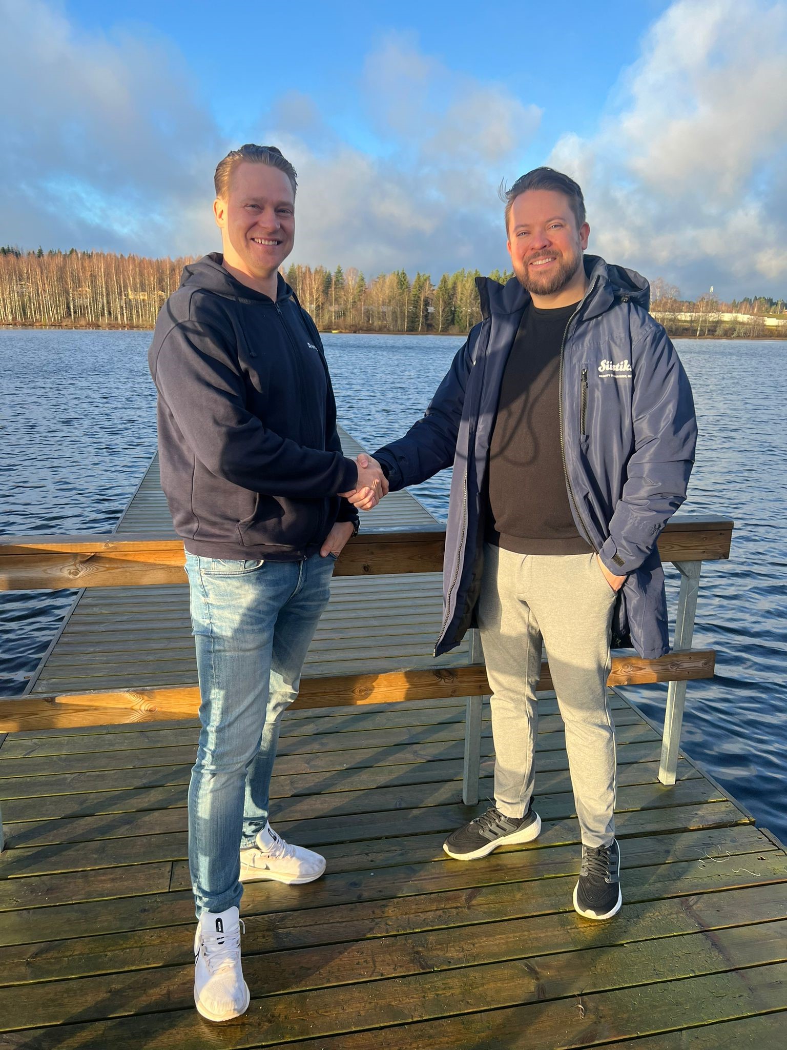 Kotirinki Joni Lappalainen ja Siistiksi.fi Oliver Savolainen kättelevät rannalla