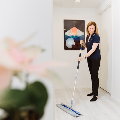 Kotirinki-yrittäjä tekemässä juhlasiivousta