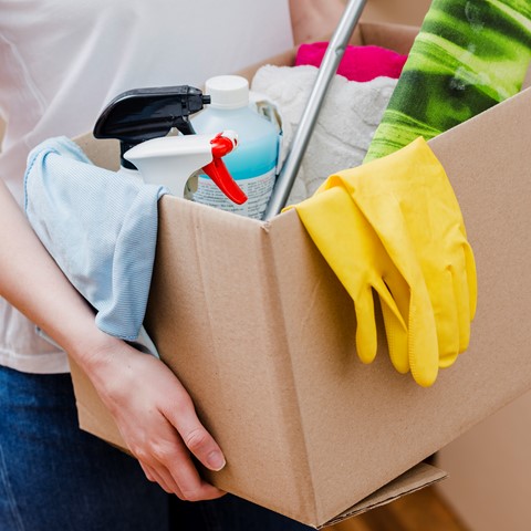 Muuttosiivousvälineet pahvilaatikossa